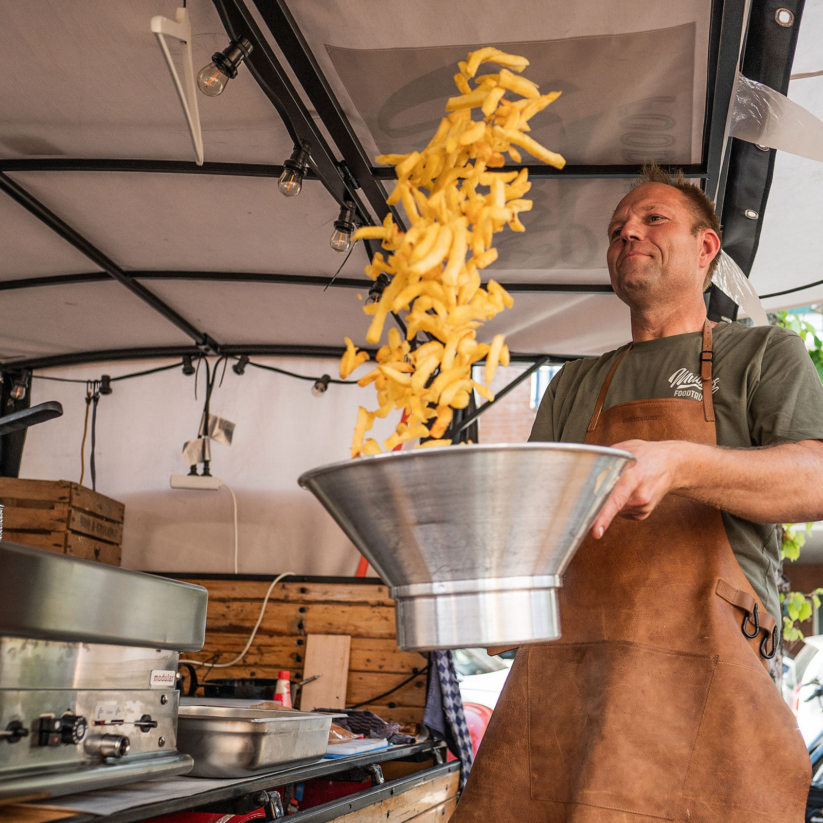 Remon van Mullers Foodtruck schept verse friet